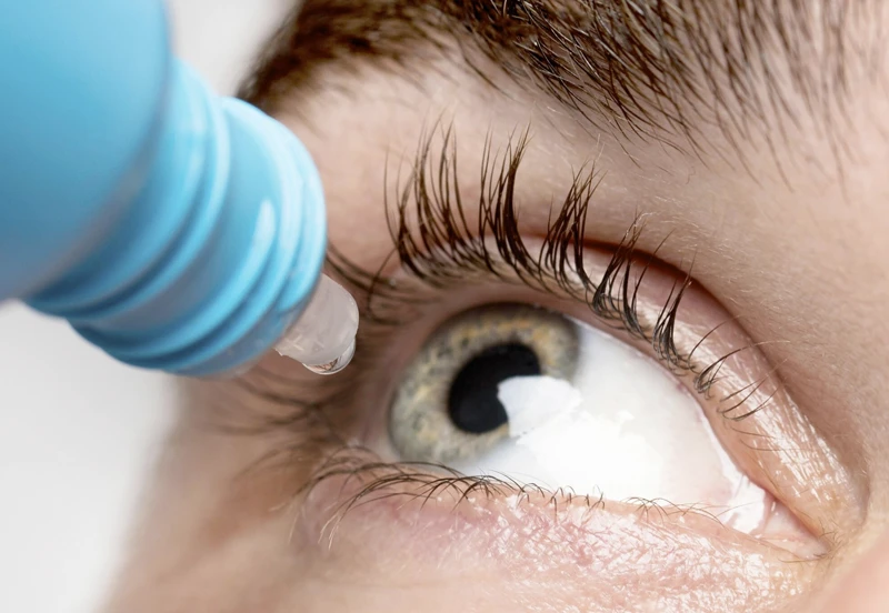 Parpadea con frecuencia