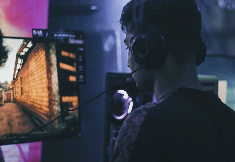 2. Sigue la regla 20-6-20: Cada 20 minutos de pantalla, mira algo a 6 metros de distancia durante al menos 20 segundos.